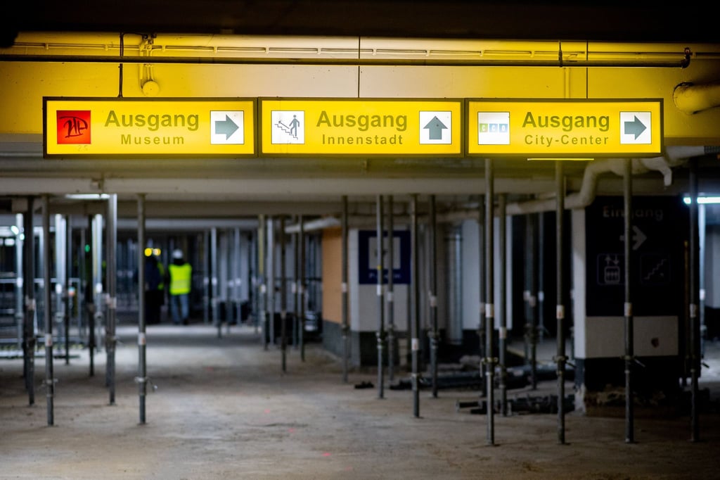 Die einsturzgefährdete Tiefgarage mitten in Oldenburg wird mit Tausenden Stützen stabilisiert.