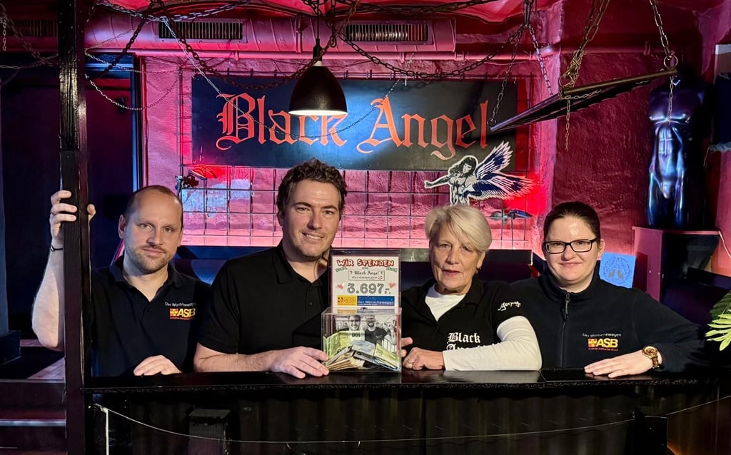 Spenden für den guten Zweck: Marko Ruppe-Hellström (v.l.), Manuel Michalis, „Black Angel“-Chefin Antje Ebensperger und Birgit Unger freuen sich über die große Spendensumme. 