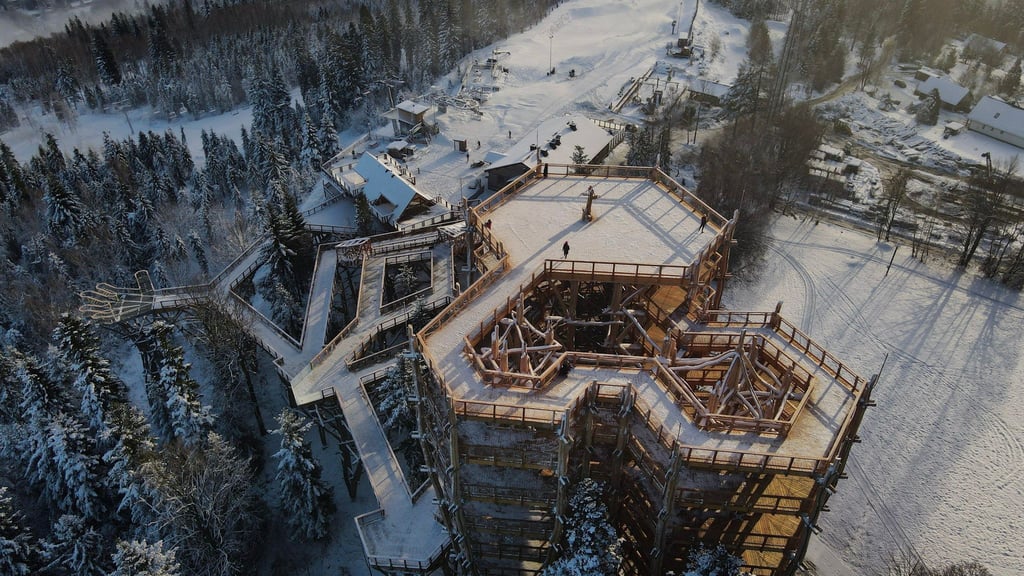 Der neue Baumwipfelpfad bietet Ausblicke auf Wisla, die umliegenden Schlesischen Beskiden und sogar die etwas fernere Hohe Tatra.