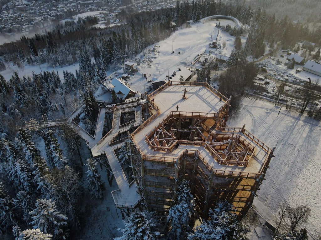 Der neue Baumwipfelpfad bietet Ausblicke auf Wisla, die umliegenden Schlesischen Beskiden und sogar die etwas fernere Hohe Tatra.