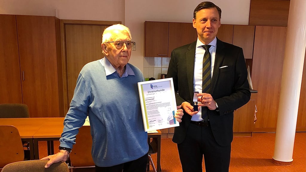 Matthias Kuplich, Verbandsdirektor des Verbandes der Wohnungsgenossenschaften Sachsen-Anhalt,  verleiht Horst Reckziegel für dessen langjähriges Engagement für die Wohnungsgenossenschaft Quedlinburg die Silberne Ehrennadel des Verbandes.