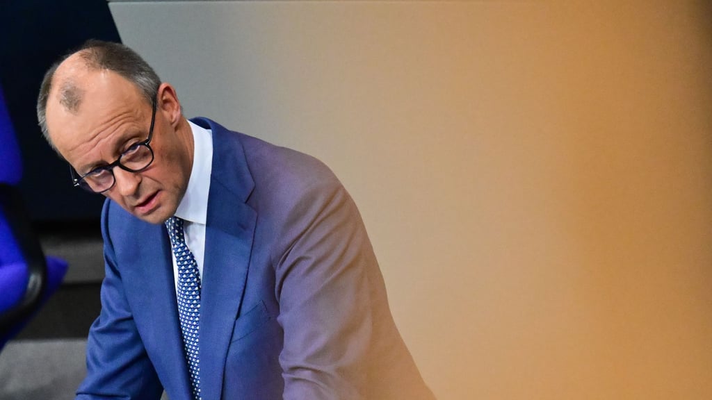 Kanzler Friedrich Merz (CDU) wirbt in seiner Regierungserklärung im Bundestag für die Zustimmung seiner EU-Kolleginnen und -Kollegen zur Nutzung des eingefrorenen russischen Staatsvermögens zu Gunsten der Ukraine.