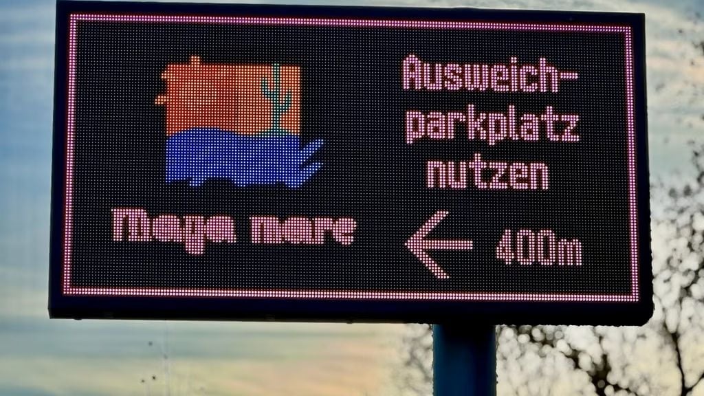 Ein Verkehrsleitsystem weist jetzt darauf hin, wenn das Parkhaus am Maya mare voll ist - und gibt Alternativvorschläge.
