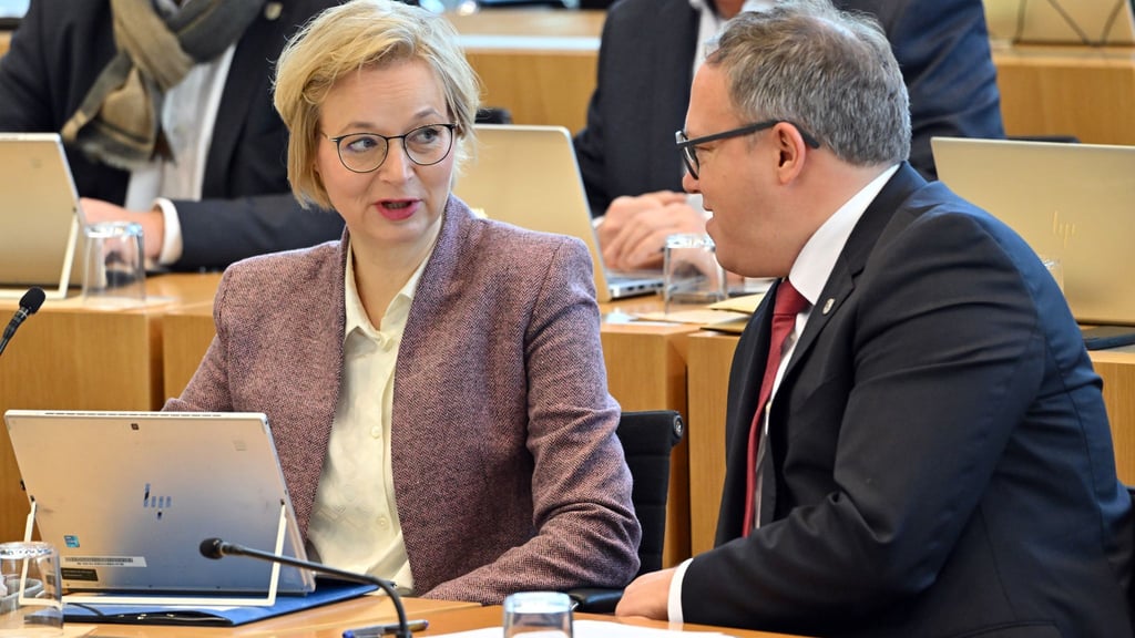 Der Landtag stimmt über den Thüringer Doppelhaushalt ab - hier Finanzministerin Wolf vom BSW mit Ministerpräsidentin Voigt (CDU). (Archivbild)