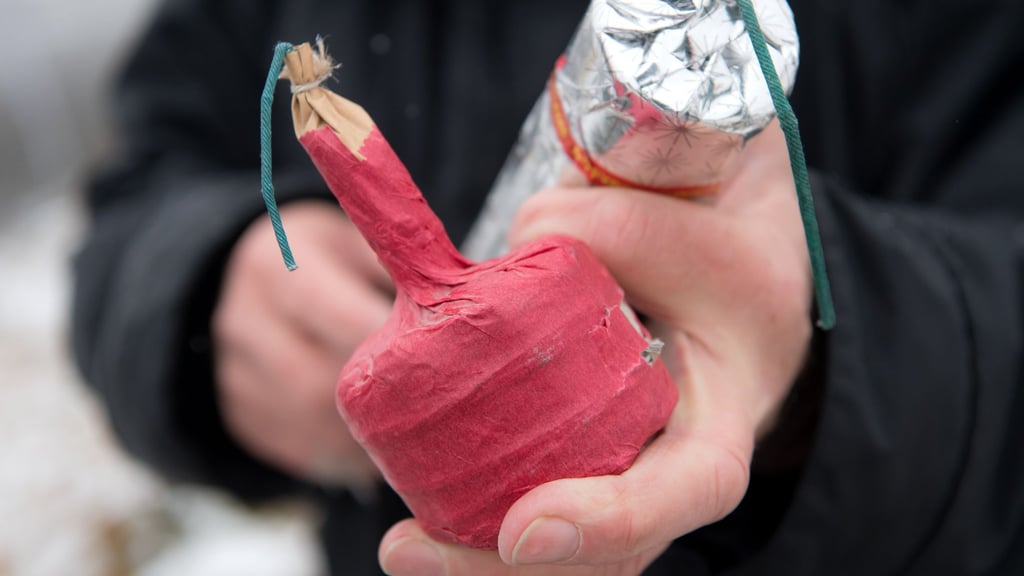 Junge Männer sind mit illegalen Böllern von der Polizei gefasst worden. (Symbolbild)