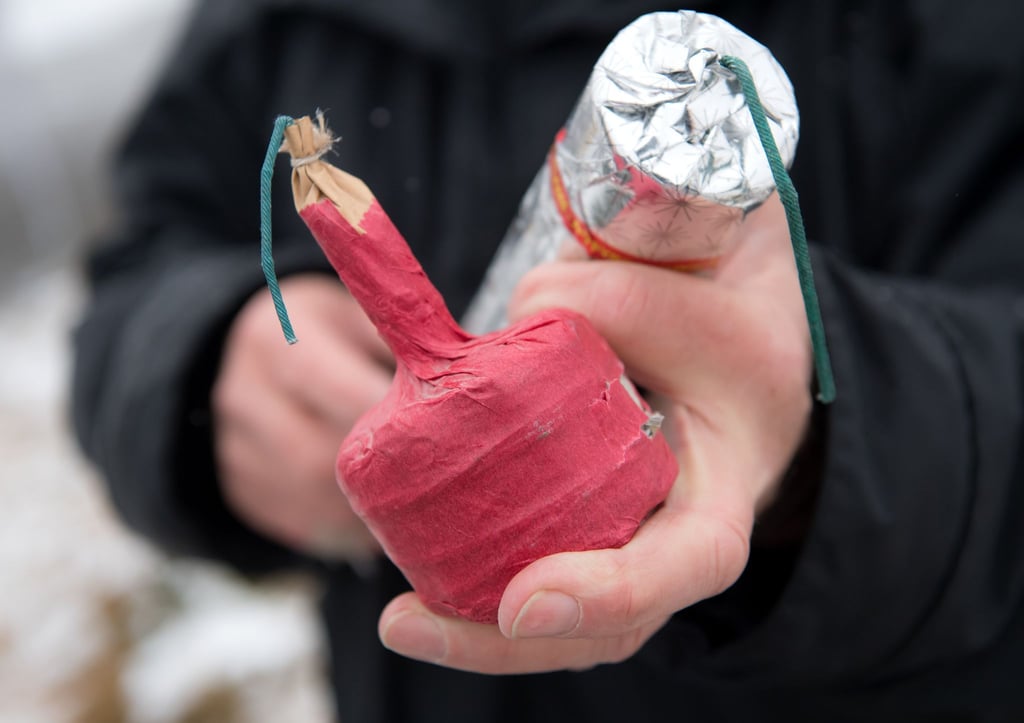 Junge Männer sind mit illegalen Böllern von der Polizei gefasst worden. (Symbolbild)