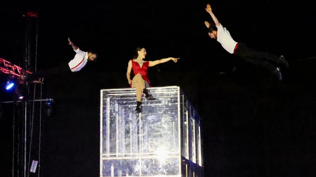 Zeigen, was sie können: die Akrobaten im Weihnachtscircus.