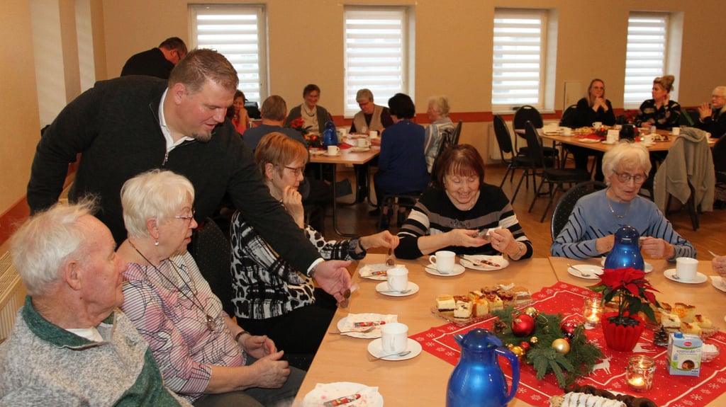 Bürgermeister Frank Nase reichte handgefertigte Pralinen an die Teilnehmer der Seniorenweihnachtsfeiern aus.