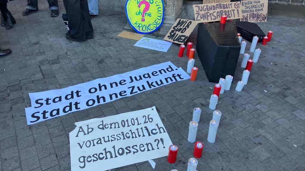 Protestaktion vor der Stadtratssitzung in Halle