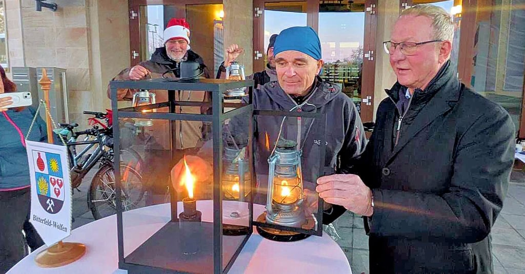 Thomas Meixner (l.) und OB Armin Schenk geben das  Feuer weiter. 