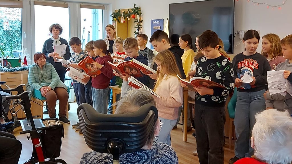 Die Schulkinder singen für die Senioren in der Tagespflege in Domersleben.