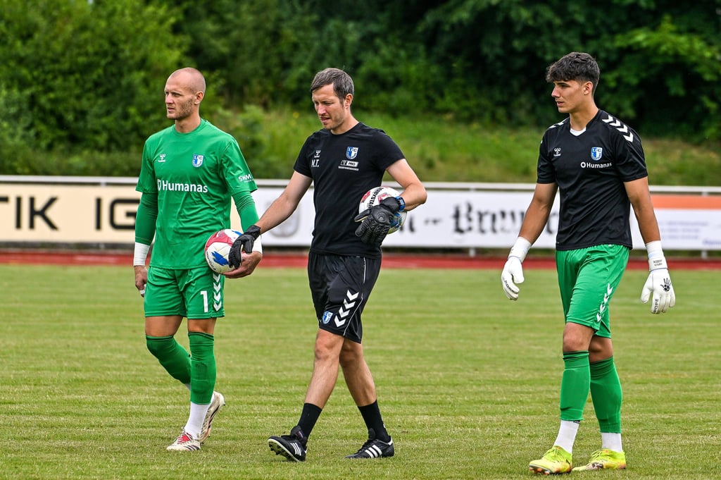 Torwarttrainer Matthias Tischer mit Dominik Reimann (l.) und Robert Kampa (r.) bei einem Testspiel des FCM.