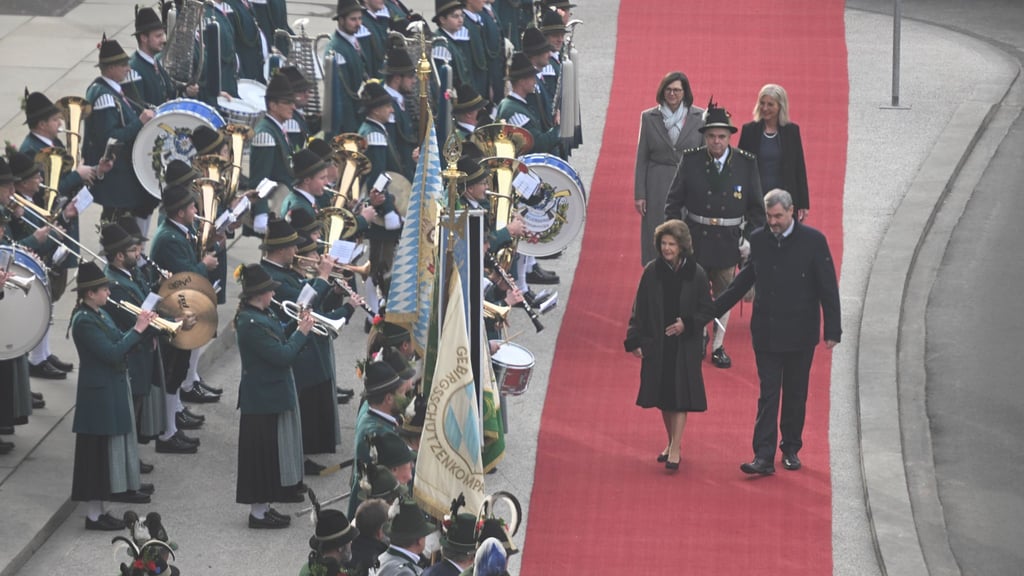 Königin Silvia wurde bei ihrem Besuch in München festlich begrüßt.