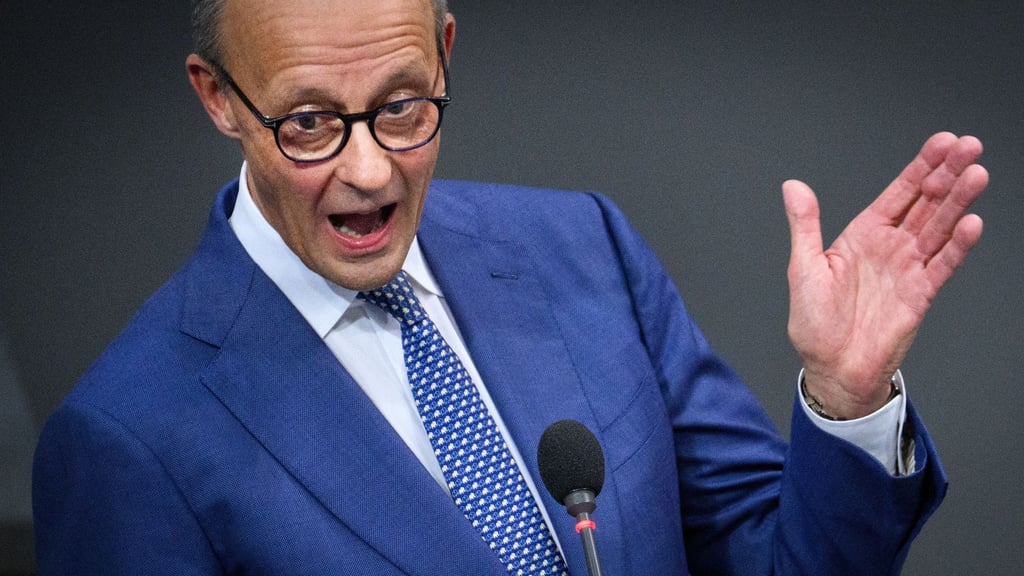 „Wir dürfen nicht dabei zusehen, wie die Welt neu geordnet wird“, sagte Kanzler Merz im Bundestag.