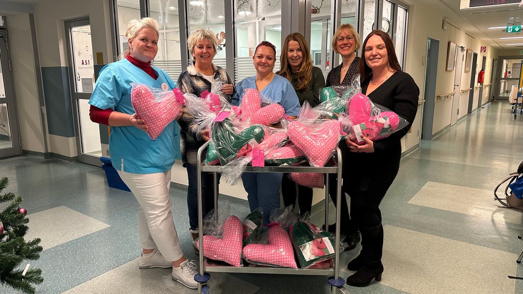 Übergabe der Kissen im Städtischen Klinikum in Magdeburg-Olvenstedt.
