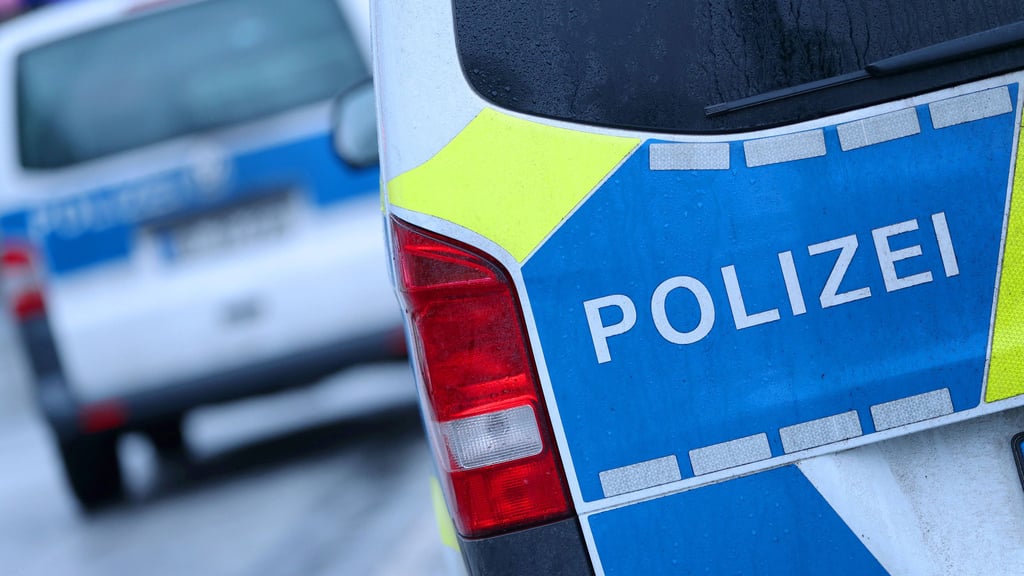 Die Polizei sichert eine Unfallstelle. 