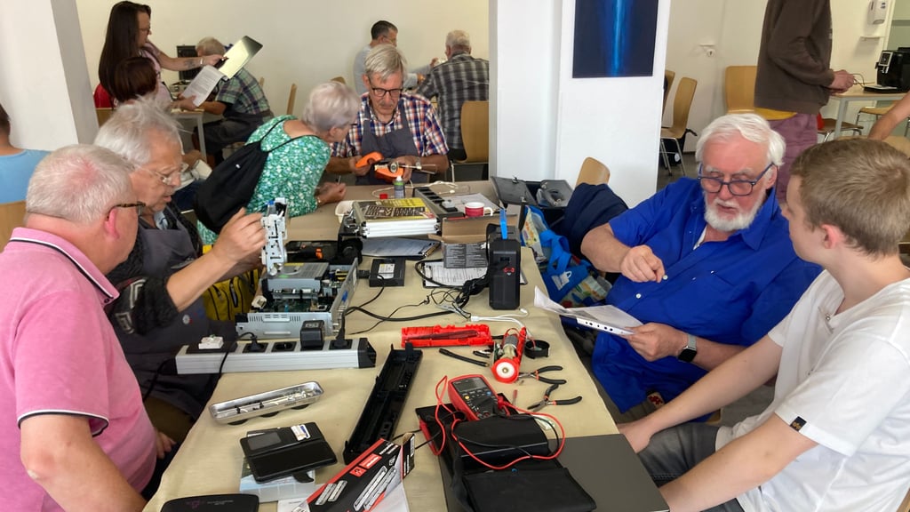 Die Ehrenamtler vom Repair-Café Wernigerode bringen im "Oskars" defekte Elektrogeräte wieder in Gang.