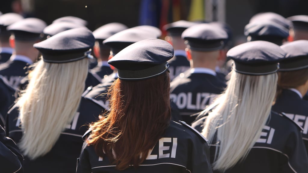 Polizistinnen in Sachsen-Anhalt sollen regelmäßig und unerwünscht von Kollegen Penisbilder geschickt bekommen haben.