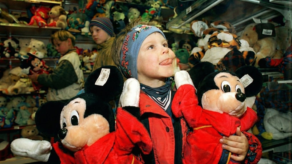 Das erste Weihnachten mit Westgeld:  1990 erleben die Ostdeuts hen ein Fest im Überfluss.