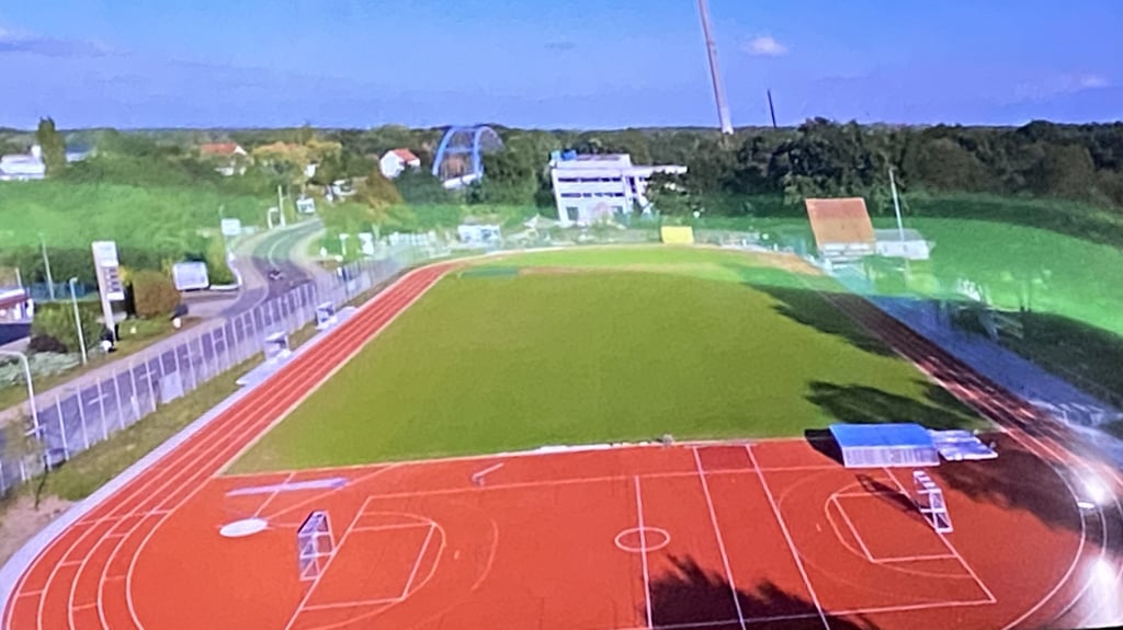Blick auf den neuen Sportplatz in Genthin  aus der Luft. 