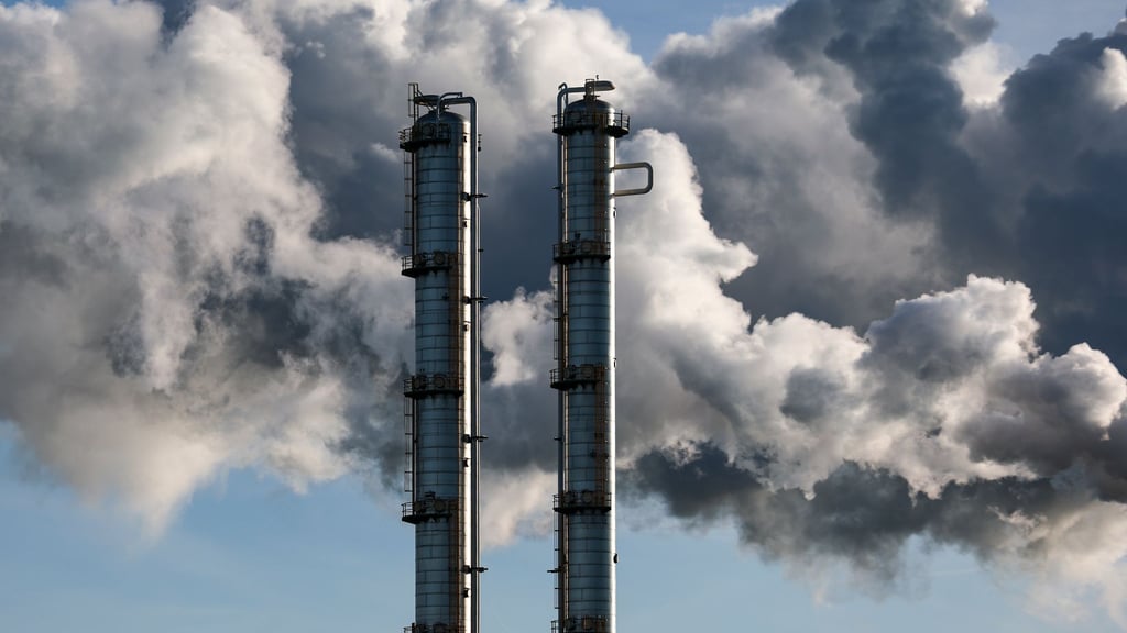 Branchenverbände befürchten einen Domino-Effekt, wenn Unternehmen im Mitteldeutschen Chemiedreieck wegbrechen. (Archivbild)