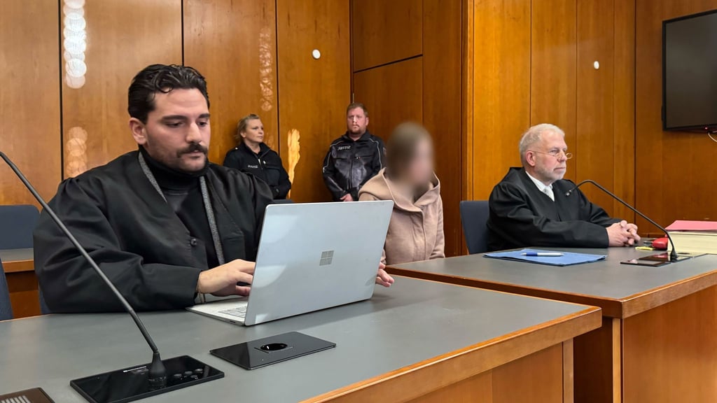 Die Angeklagte sitzt auf der Anklagebank.