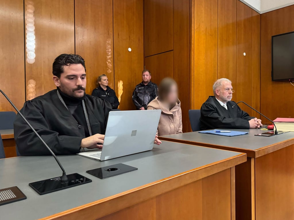 Die Angeklagte sitzt auf der Anklagebank.