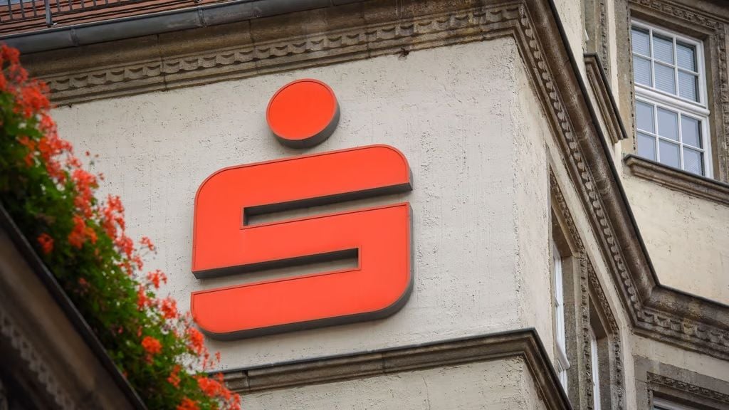 Blick auf die Saalesparkasse in der Innenstadt von Halle.