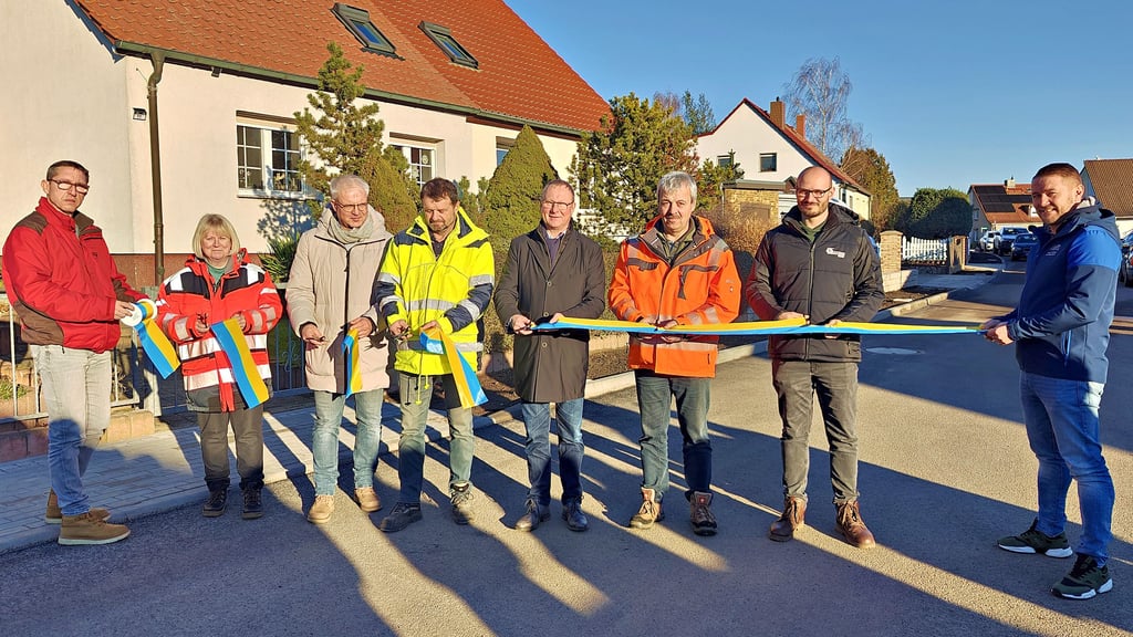 Mit dem Banddurchschnitt durch Oberbürgermeister Armin Schenk (5.v.l.) wurden die Straße „In den Pusseln“ und der Steinstückenweg freigegeben.