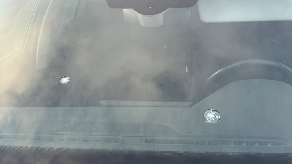 Die Frontscheibe des Autos von Anja Ludwig wurde durch Projektile beschädigt.