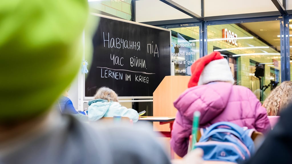 Das mobile Klassenzimmer soll auf den Alltag ukrainischer Kinder im Krieg aufmerksam machen.