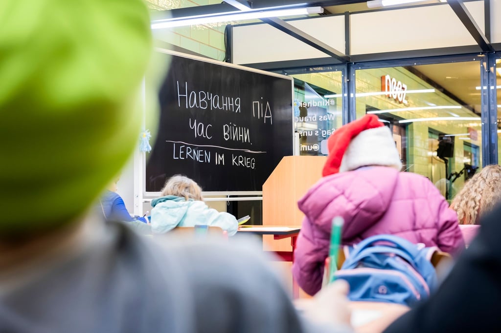 Das mobile Klassenzimmer soll auf den Alltag ukrainischer Kinder im Krieg aufmerksam machen.