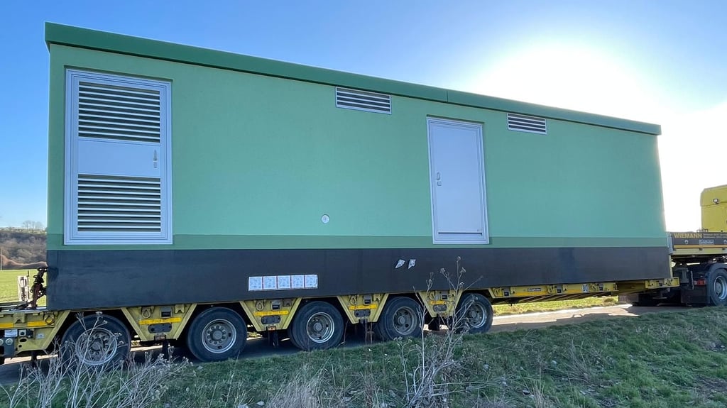 Das neue Schalthaus wurde mit einem Tieflader angeliefert.