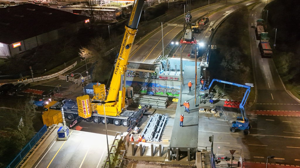 In den Abendstunden des Dienstag (16. Dezember 2025) lag die erste von zwei Behelfsbrücken für den Magdeburger Ring über der Brenneckestraße.