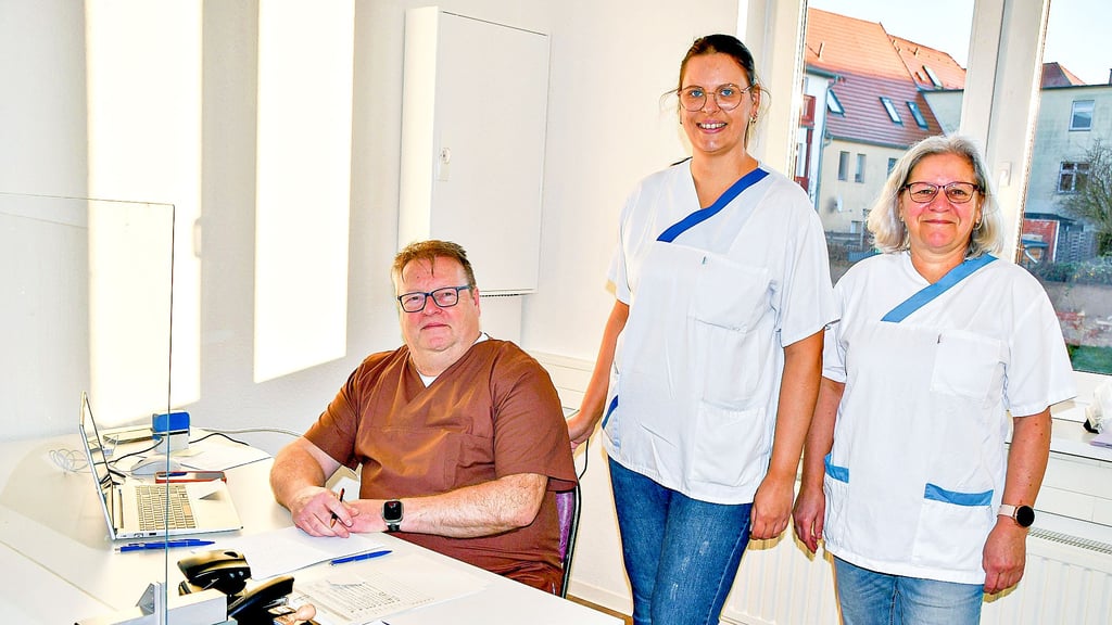 Facharzt Alwin Markus Bulla ist mit den Schwestern Anne-Kathrin Gehrke (links) und Heike Zieprich startklar für die erste Sprechstunde in der neuen Salus Arztpraxis in Havelberg.  