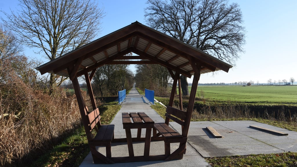 Die überdachte Sitzgruppe wurde am Mittwochmorgen von Passanten mitten auf dem Radweg entdeckt.