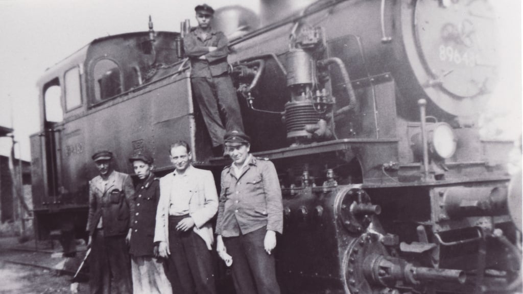 Lokbrigade des Bahnbetriebswerks Jerichow vor der Tenderlok 89 6480.