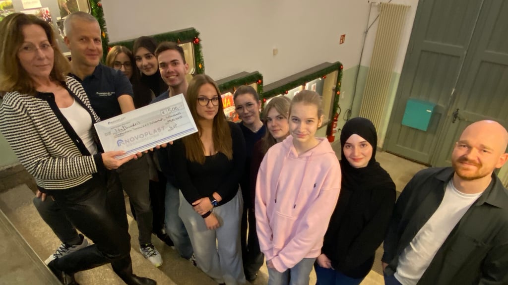 Gundula Pflaum und Stefan Hartleib (von links) überbringen für die Novoplast Schlauchtechnik GmbH Halberstadt Mitgliedern der Tansania-AG des Martineums um Lehrer André Fuchs (rechts im Bild) eine Spende.