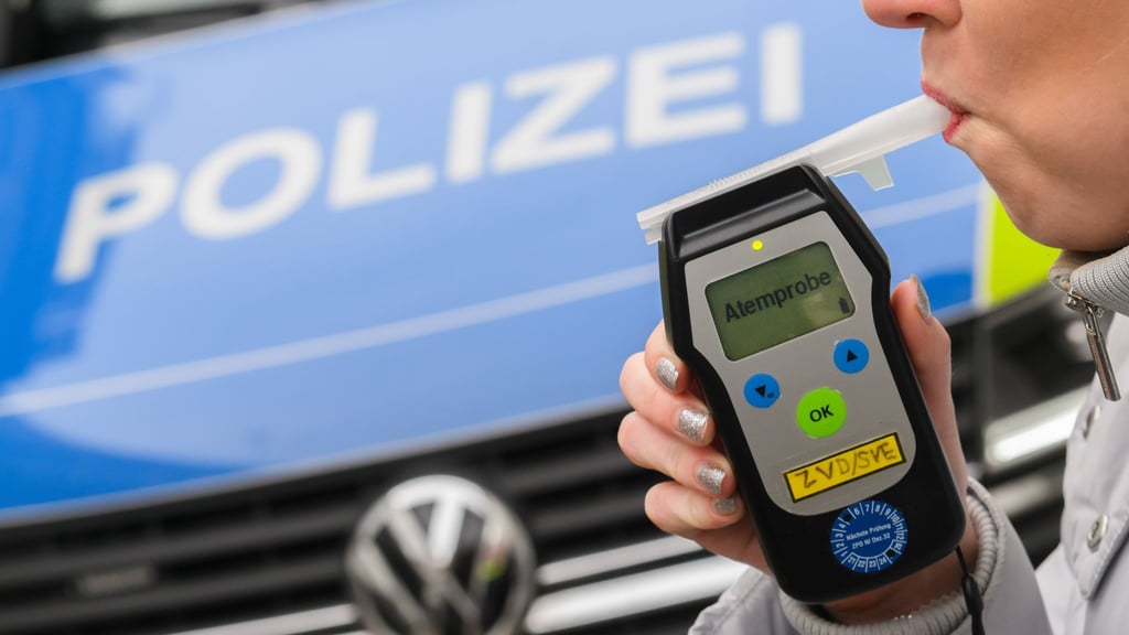 Eine stark betrunkene Frau ist mit ihrem Pkw in Dolle über eine Verkehrsinsel gefahren.