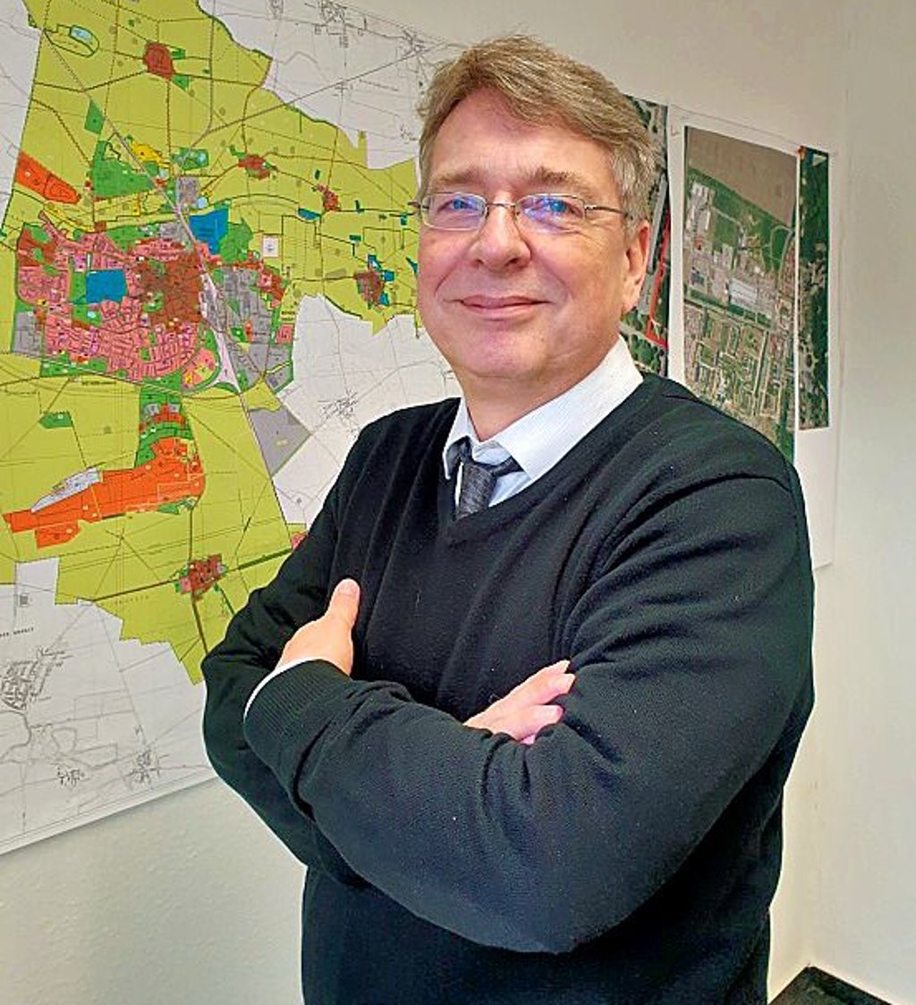 Michael Audörsch 2023 im Büro bei der Stadt Köthen