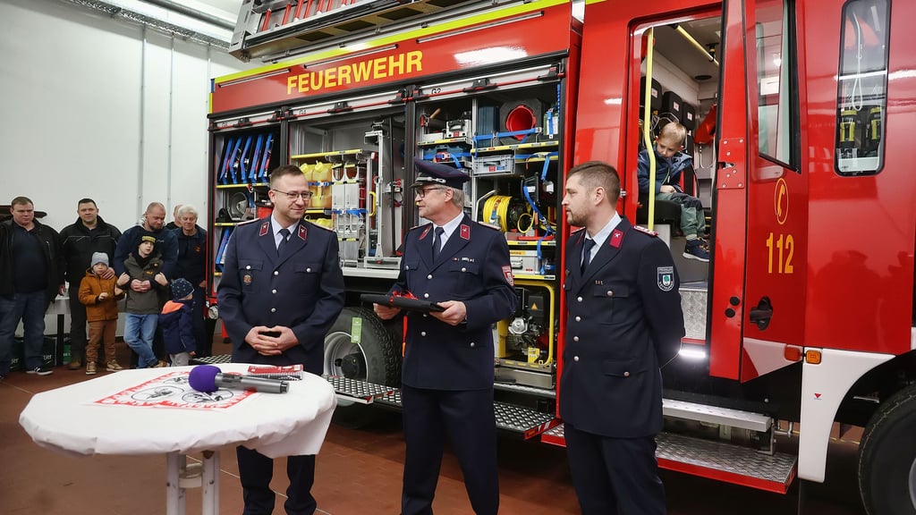 Das neue Löschgruppenfahrzeug vom Typ LF 10 der Uftrunger Feuerwehr wurde unter Beteiligung vieler befreundeter Wehren feierlich übergeben.