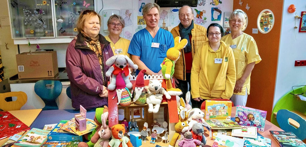 Gabriele (l.) und Klaus Behrmann (3.v.r.) haben die Kinderklinik in Dessau zum wiederholten Male  überrascht. 