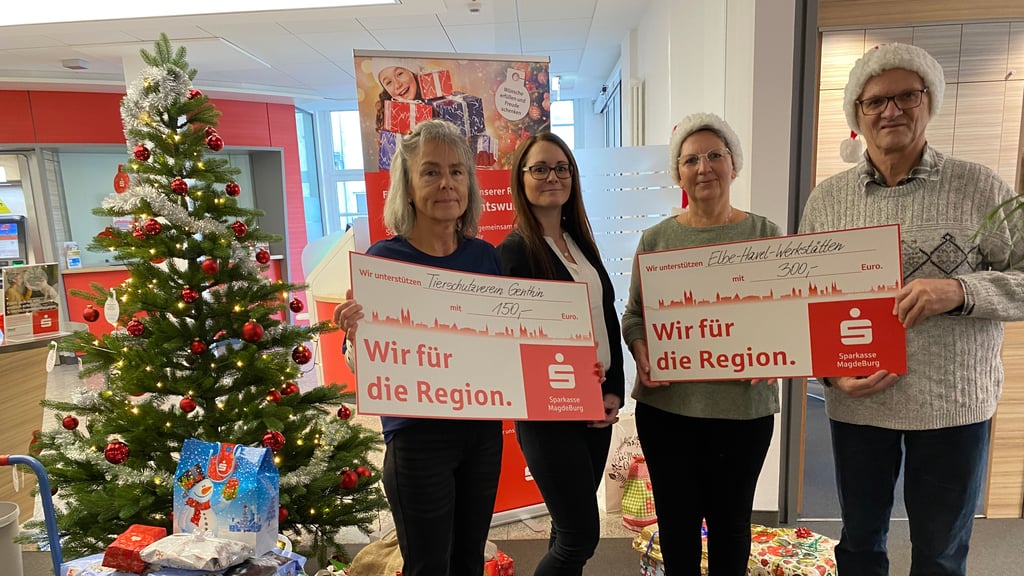 Wunschbaumaktion der Sparkasse MagdeBurg in Genthin: (v. li.) Heike Meinert (Tierschutzverein), Stefanie Teske (Sparkasse), Kerstin Jäger und Manfred Kersten (Elbe-Havel-Werkstätten).