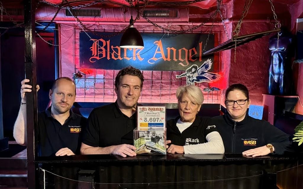 Spenden für den guten Zweck: Marko Ruppe-Hellström (v.l.), Manuel Michalis, „Black Angel“-Chefin Antje Ebensperger und Birgit Unger freuen sich über die große Spendensumme.