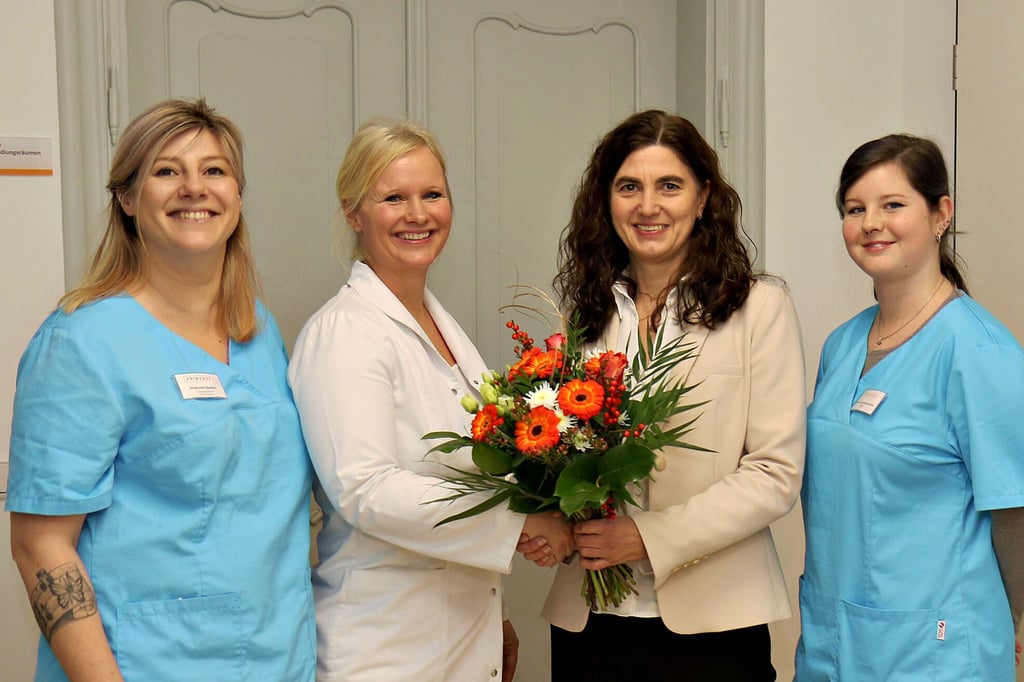 Hausärztin Antje Hildmann  (2.v.l.) mit  Praxismanagerin Stephanie Quester (l.) und Schwester Michelle Berthold (r.). Seit Kurzem ist  die Praxis in der Jakobsstraße ein Medizinisches Versorgungszentrum (MVZ) der Kette Primedus. Vorher war sie „nur“  Betriebsstätte des Bad Kösener MVZ. Primedus-Geschäftsführerin Jana Henße gratulierte mit Blumen.
