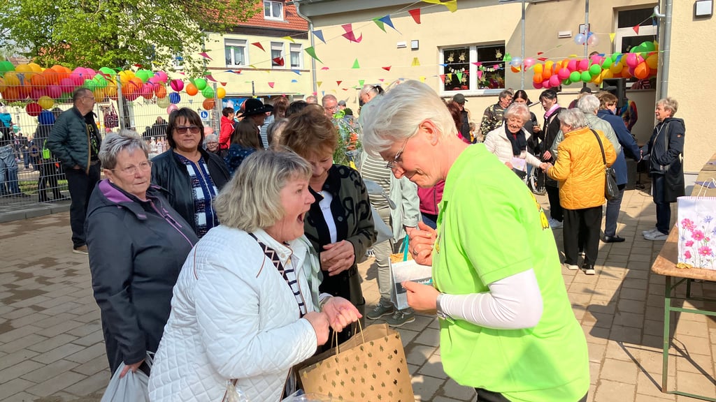 Die Kita „Marienkäfer“ in Amsdorf ist am 25. April 2025 in ihr neu errichtetes Domizil eingezogen. Zur Eröffnung erhielt Kita-Leiterin Heike Wolf zahlreiche Gratulationen. 