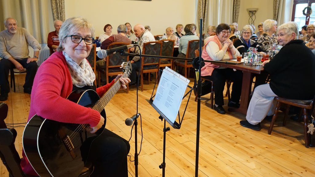 Karin Hampel sang mit den Senioren zur Weihnachtsfeier auf Webers Hof.