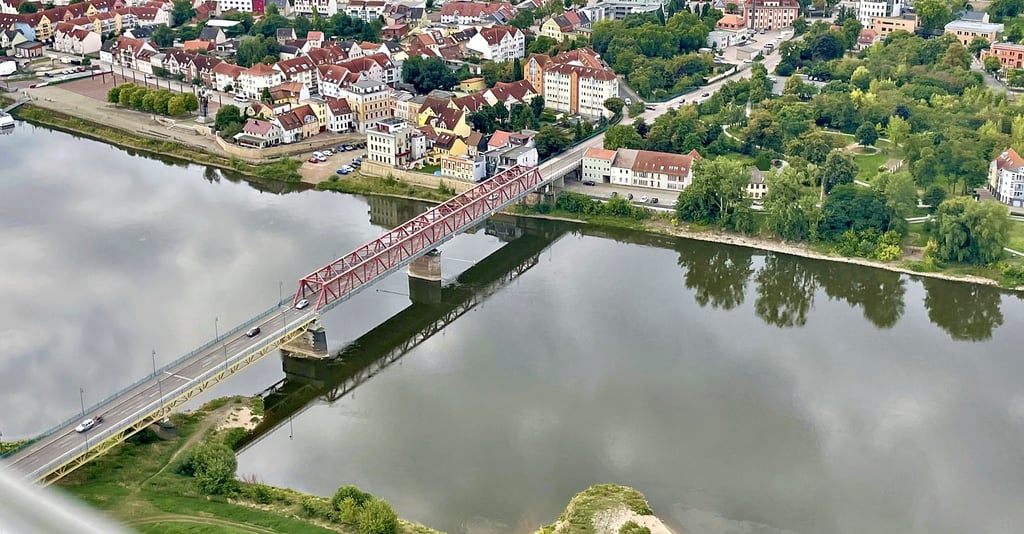 Die alte Elbbrücke heißt im Volksmund weiterhin Ernst-Thälmann-Brücke. Nach dem KPD-Politiker ist weiterhin eine Straße benannt. 