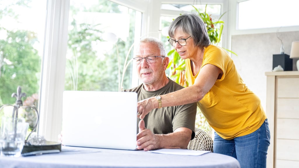 Nicht vorschnell kündigen: Wer seinen Riester-Vertrag pausiert, schützt sein Geld und die Zulagen.