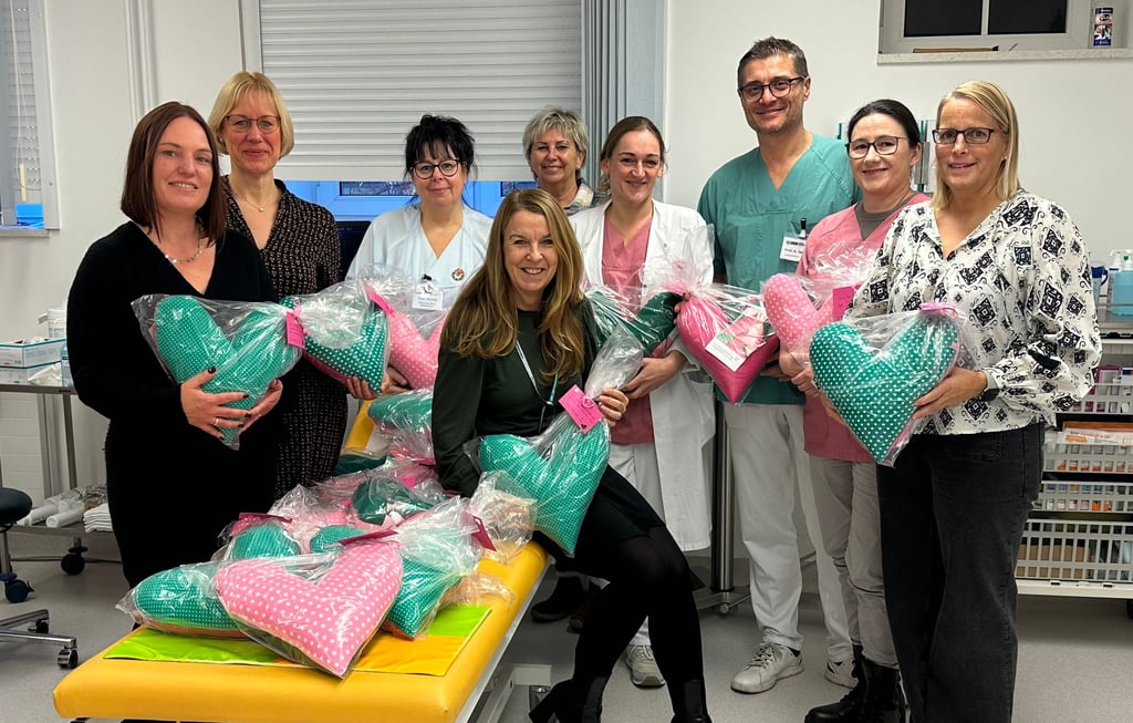 Übergabe der Kissen in der Landesfrauenklinik der Uniklinik Magdeburg.